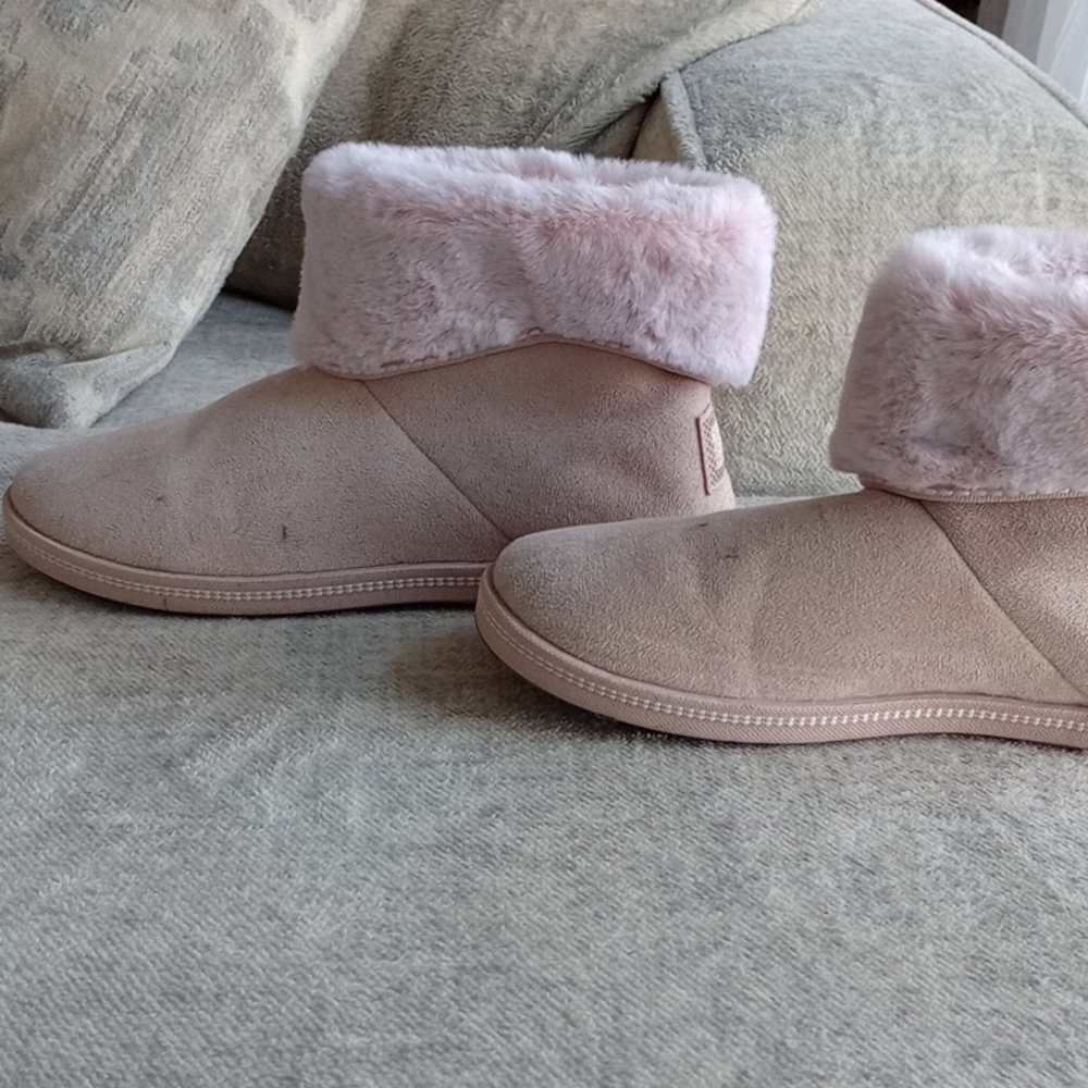 A) Skechers Pink Fur-Lined Winter Boots - Picture 5 of 6